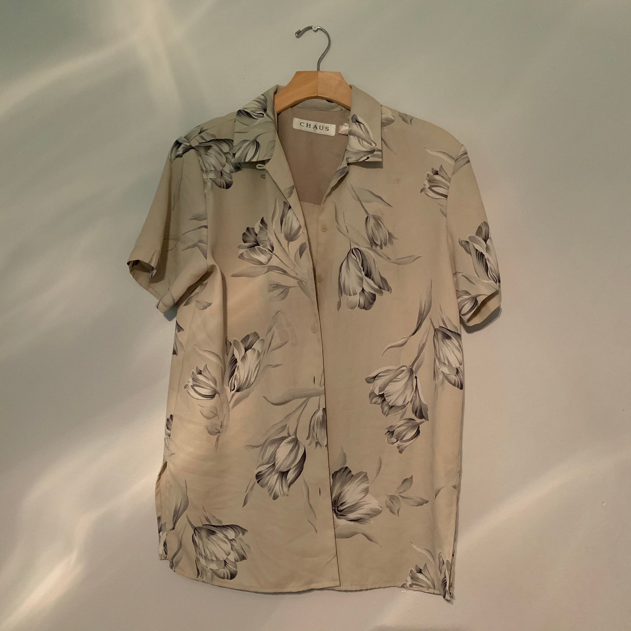 'Cassi' Neutral Floral Hawaiian Shirt (S/M) - Shop Vanilla Vintage