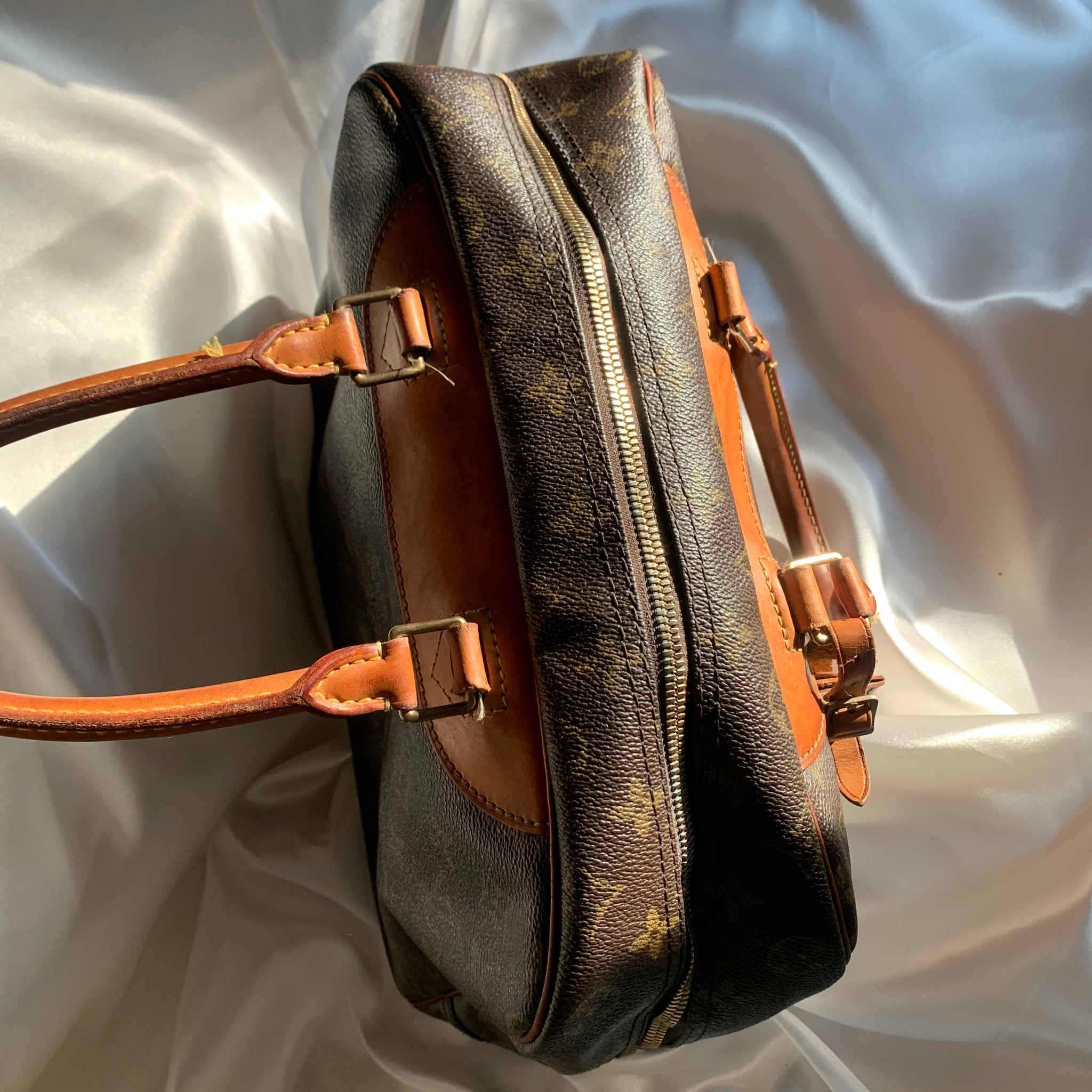 Authentic Louis Vuitton Deauville Handbag Monogram - clothing